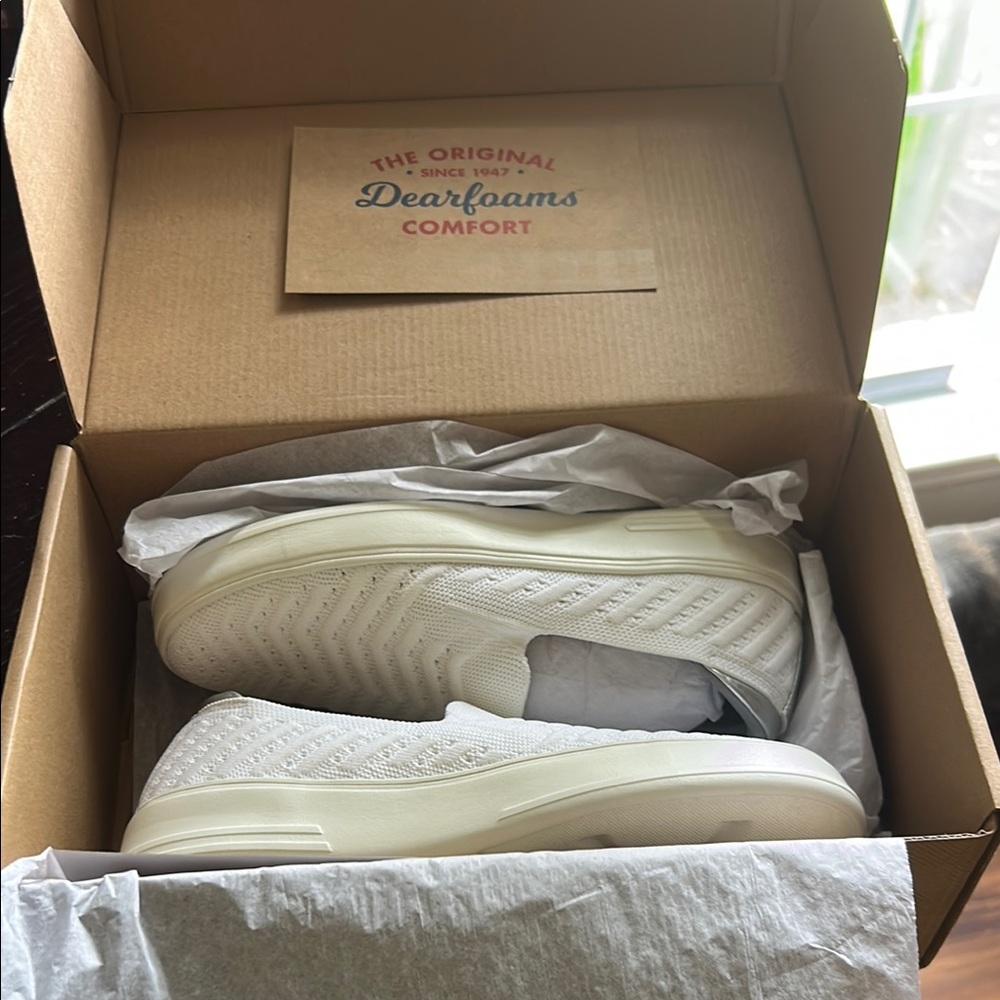 Dearfoams White Athletic Shoes with Textured Design